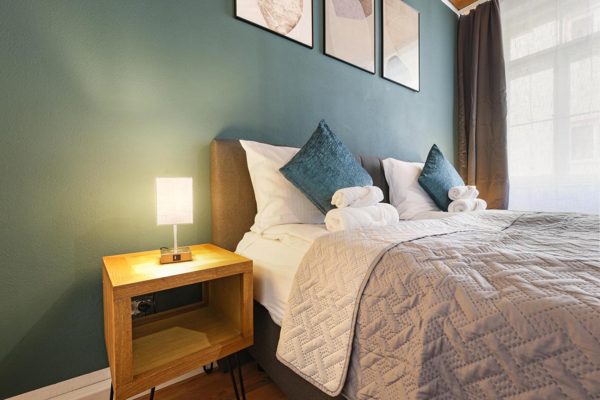 Cruwzo - Modern Centrally Located With Parking