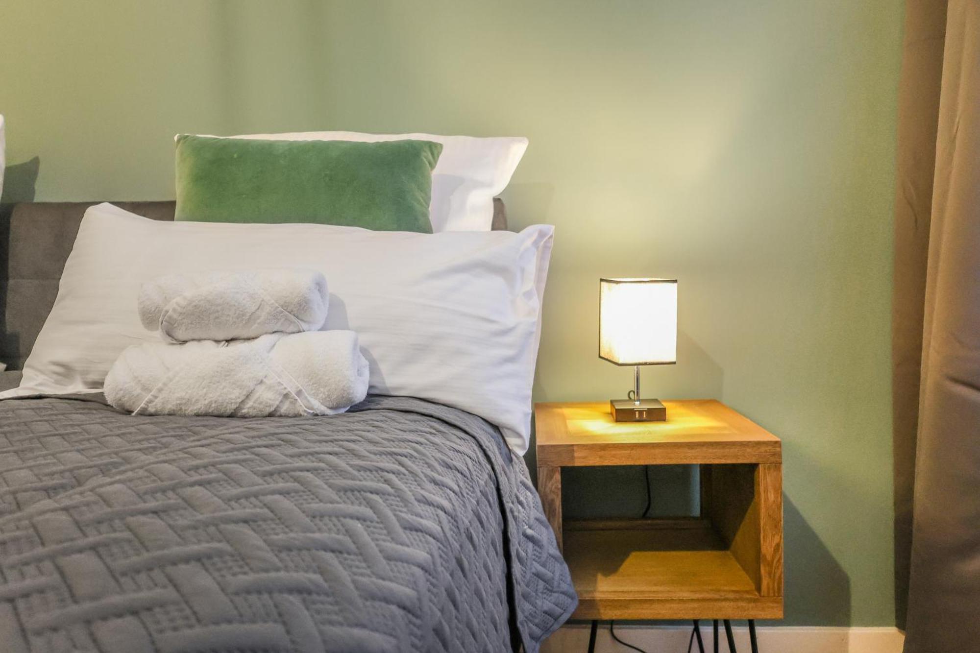 Cruwzo - Modern Centrally Located With Parking