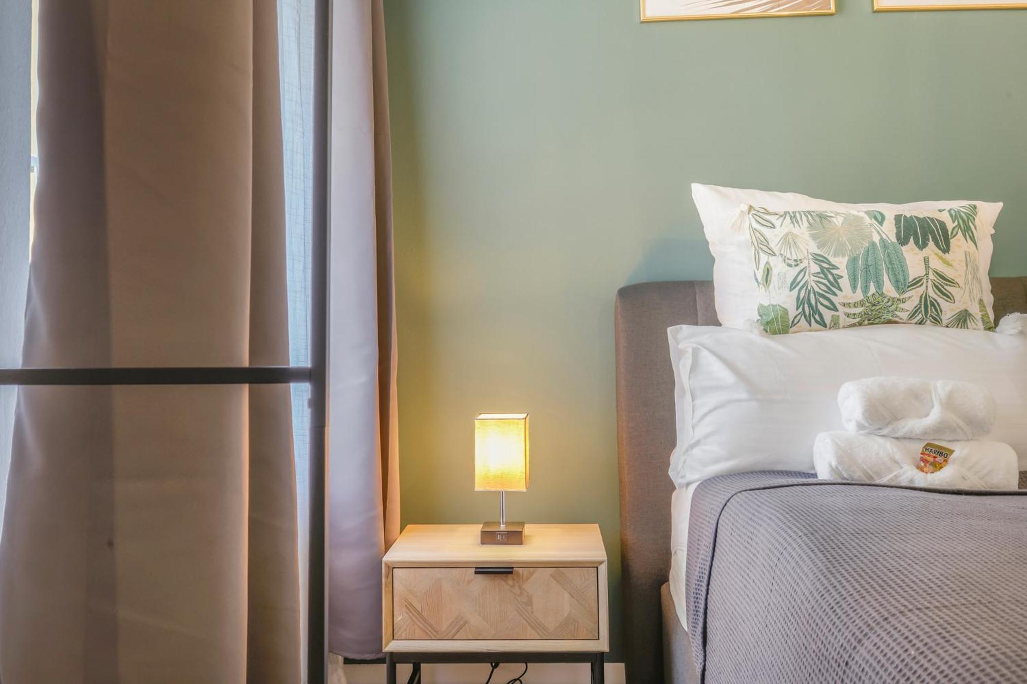 Cruwzo - Modern Centrally Located With Parking