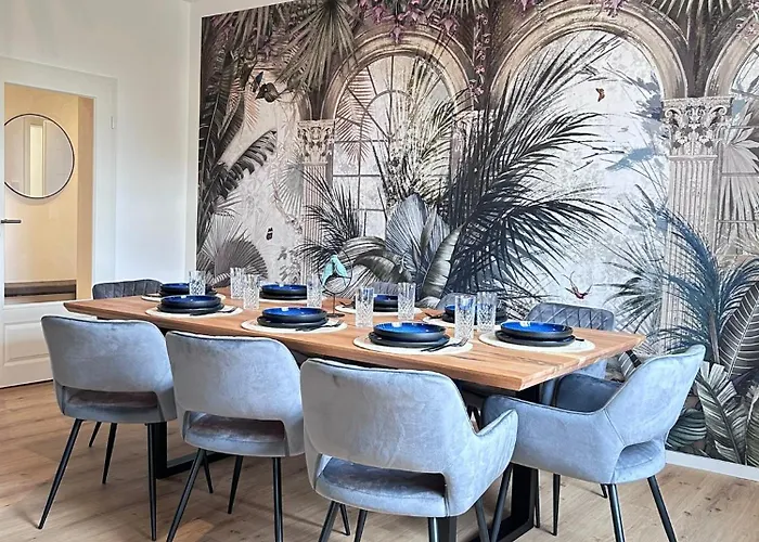 Cruwzo - Modern Centrally Located Apartment With Parking