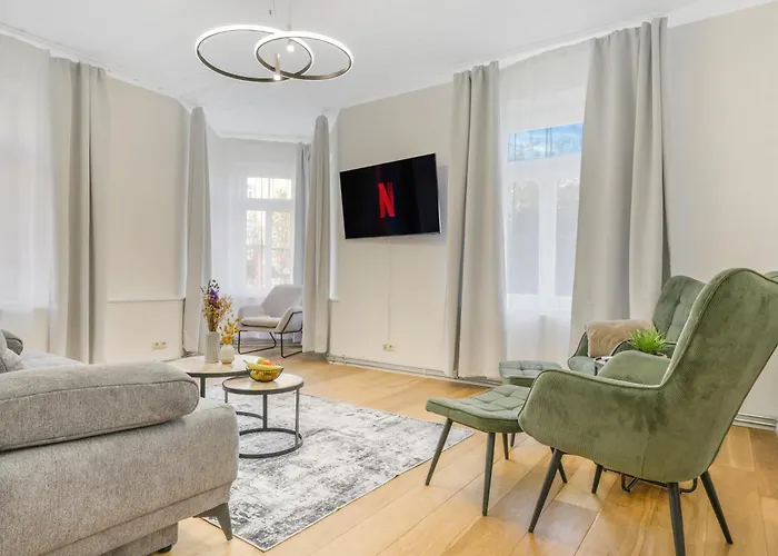 Cruwzo - Modern Centrally Located Apartment With Parking