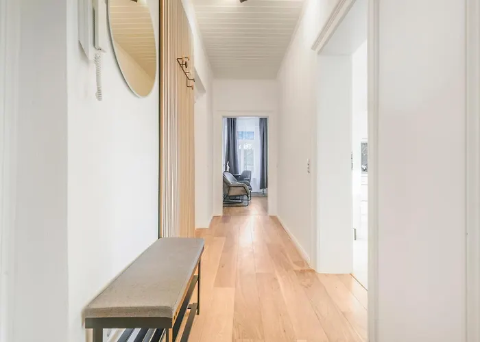 Cruwzo - Modern Centrally Located Apartment With Parking