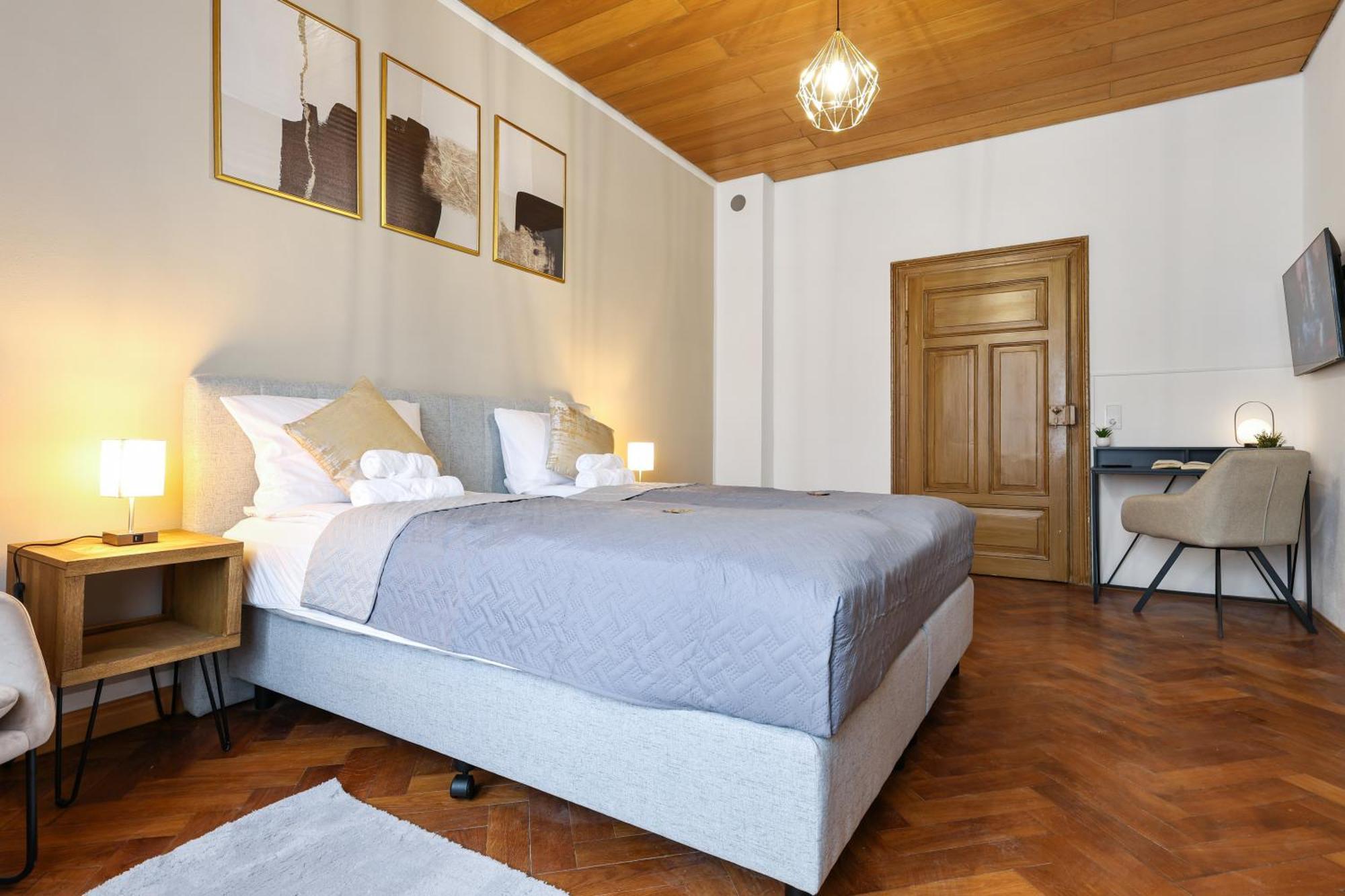 Cruwzo - Modern Centrally Located With Parking Appartement *