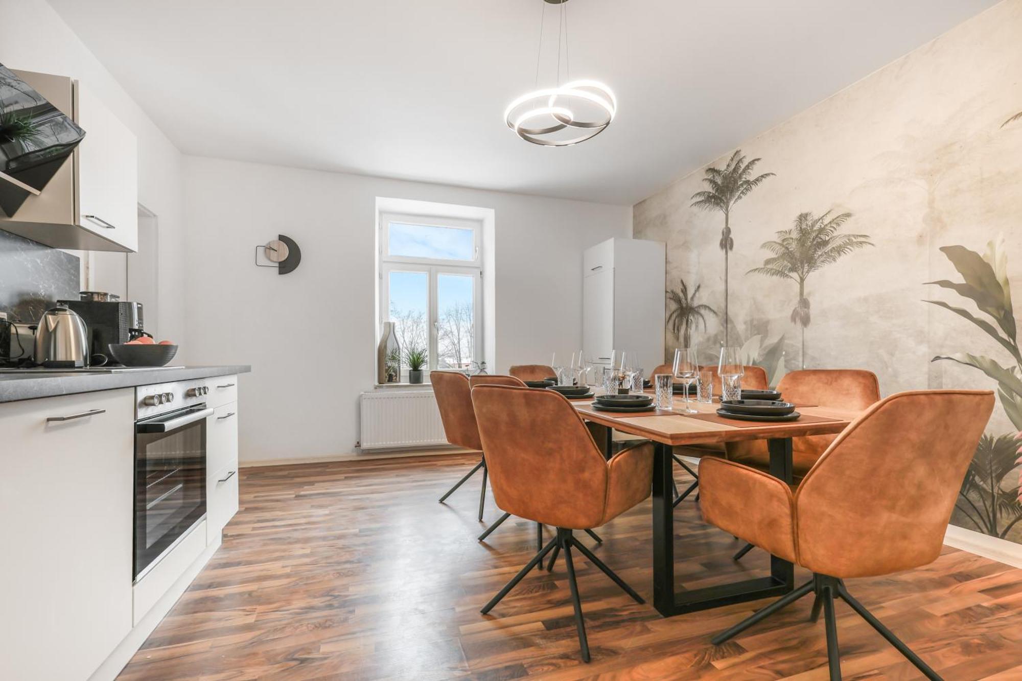 Cruwzo - Modern Centrally Located With Parking *
