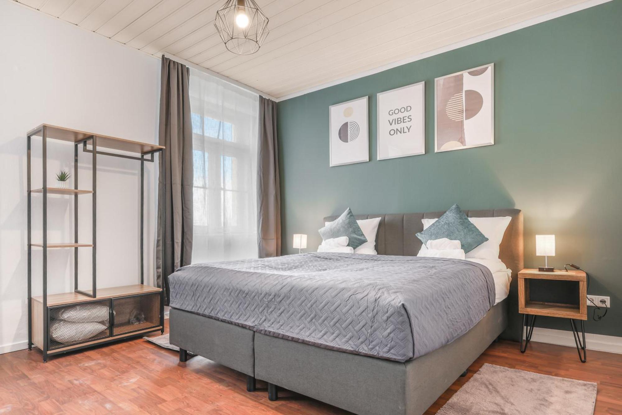 Cruwzo - Modern Centrally Located With Parking