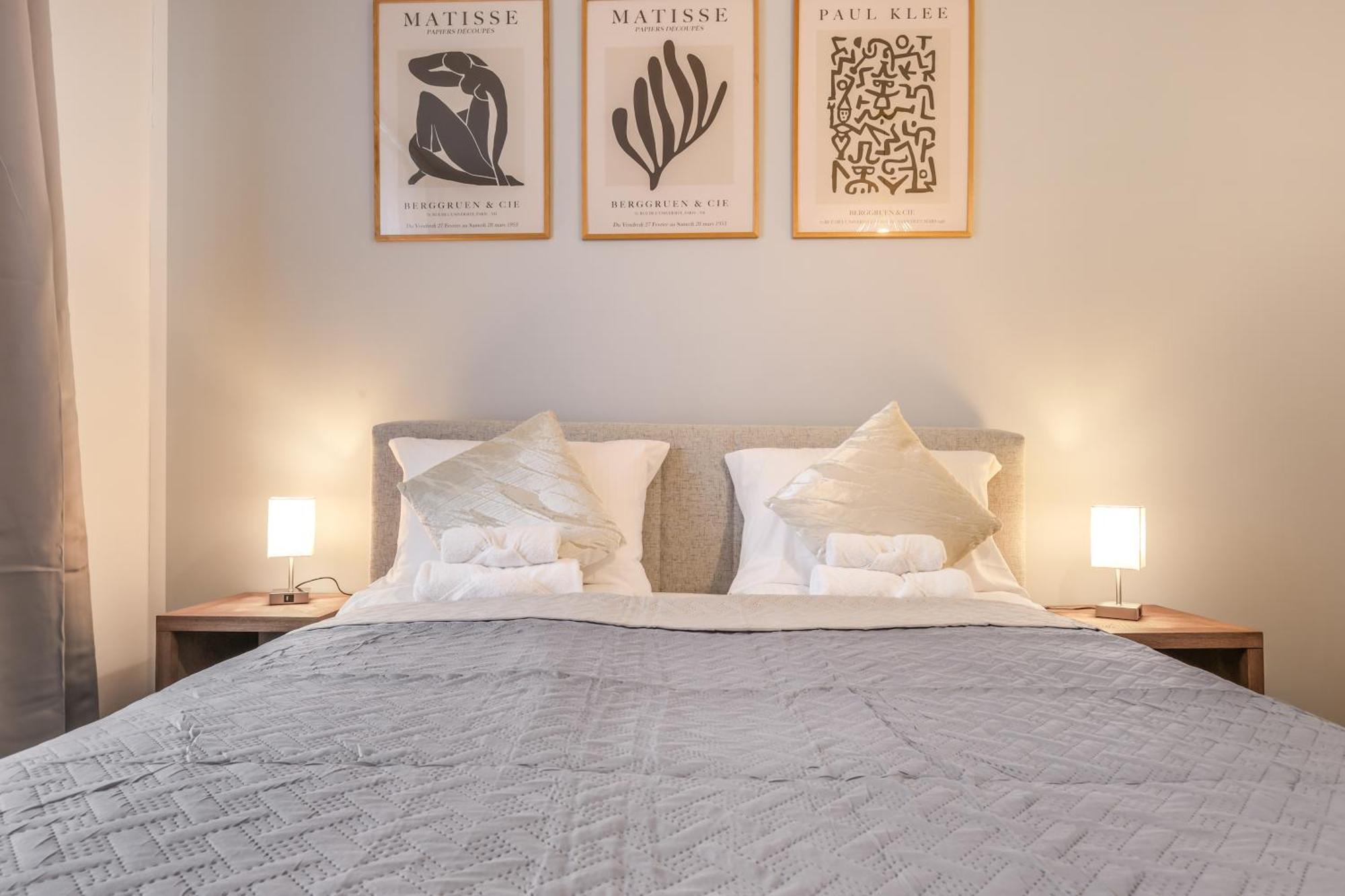 Cruwzo - Modern Centrally Located With Parking Appartement *