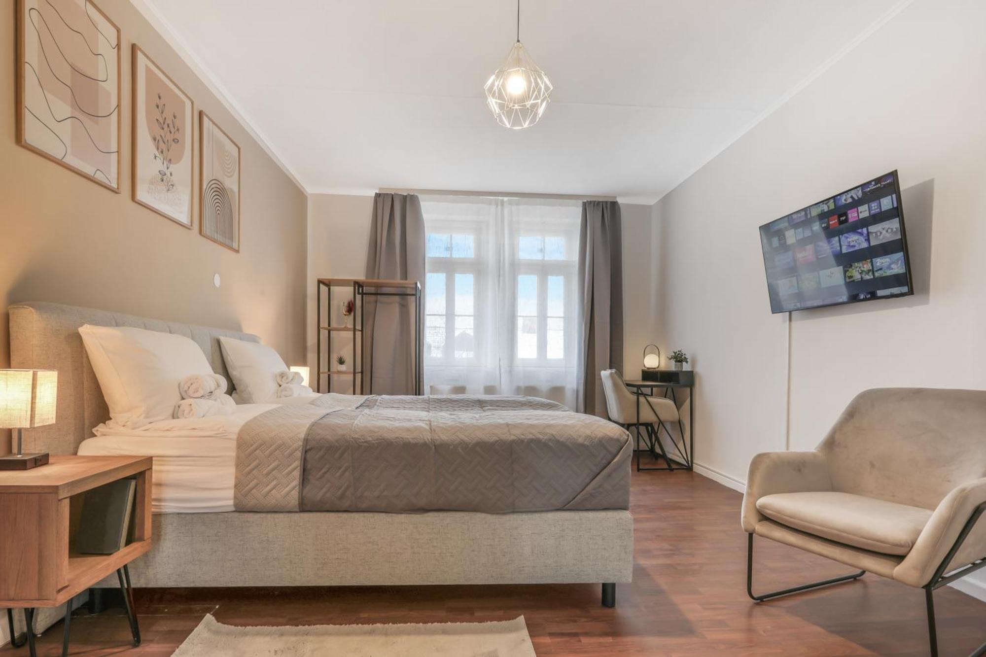 Cruwzo - Modern Centrally Located With Parking Appartement