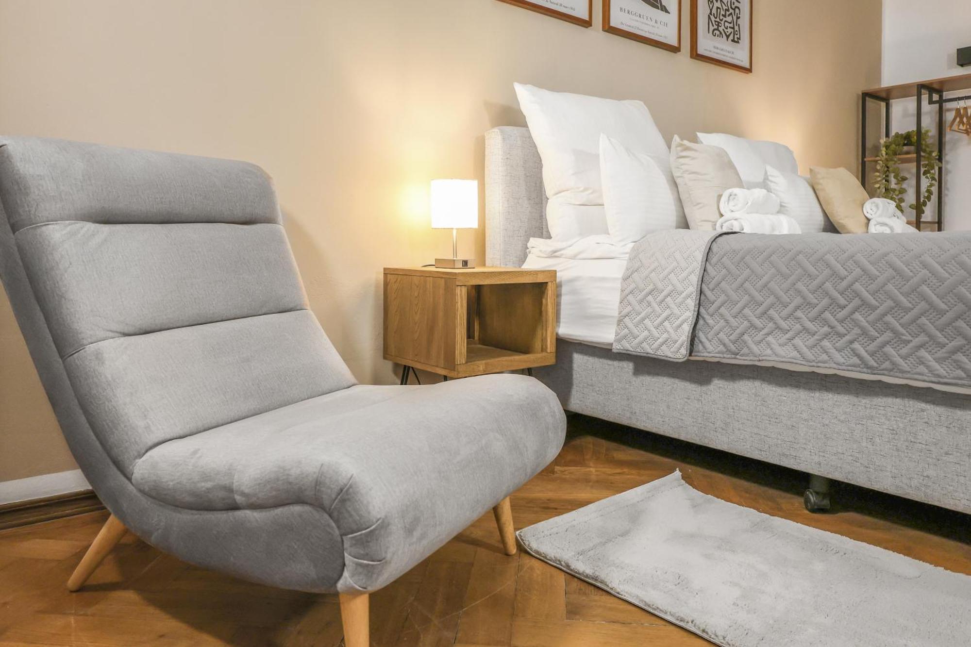 Cruwzo - Modern Centrally Located With Parking *