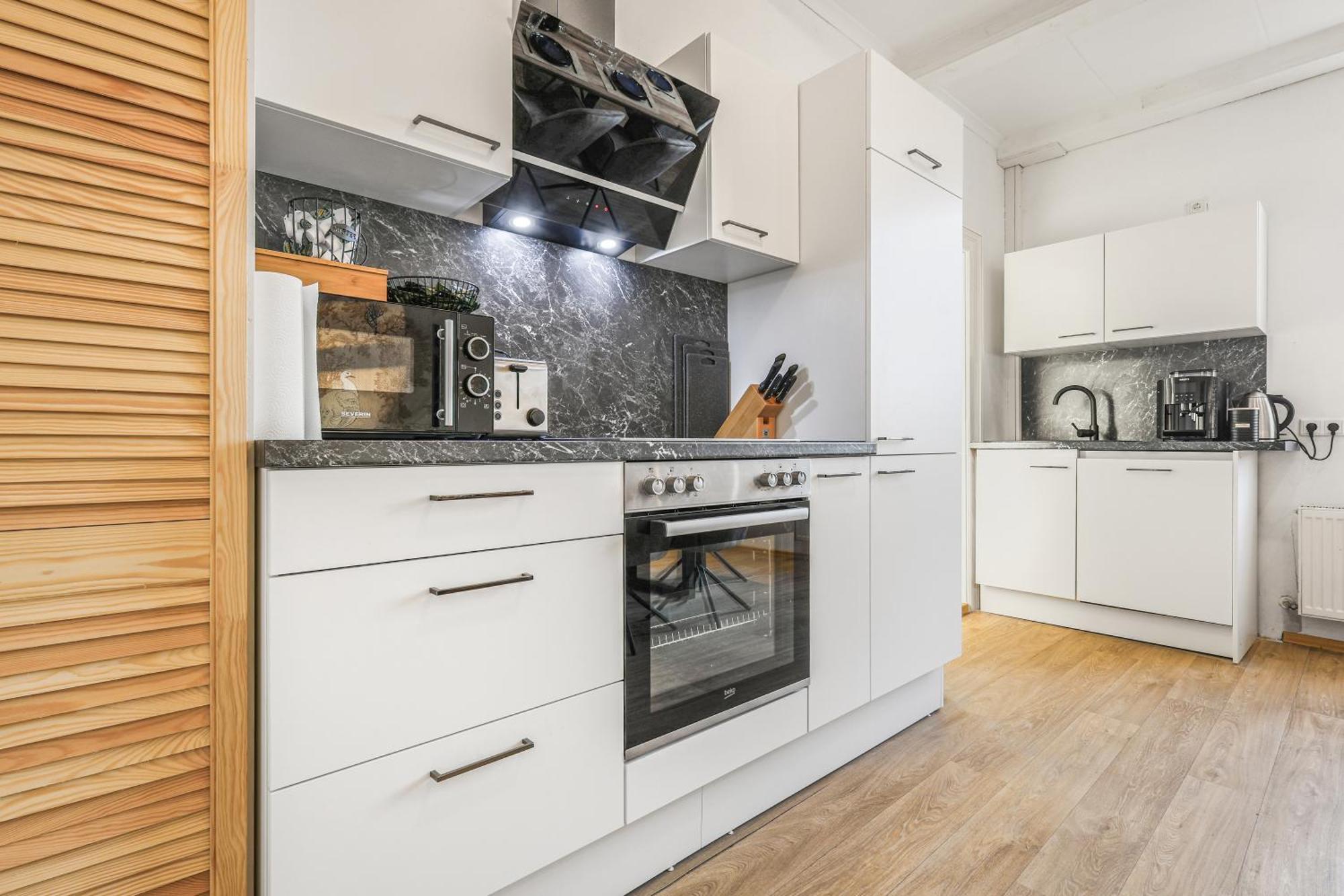 Cruwzo - Modern Centrally Located With Parking