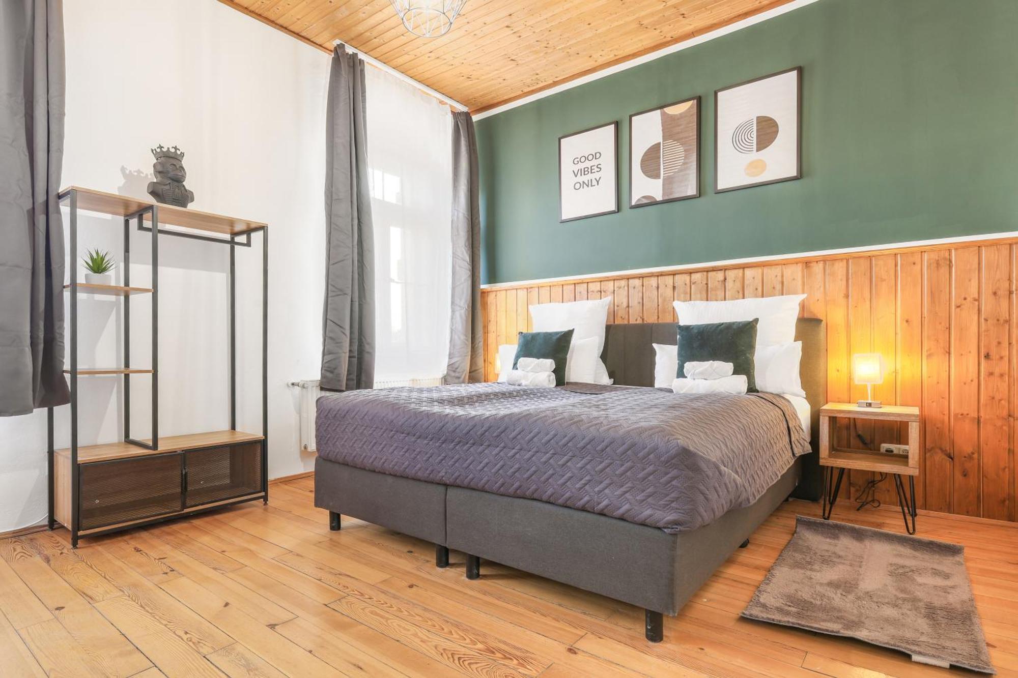 Cruwzo - Modern Centrally Located With Parking Appartement