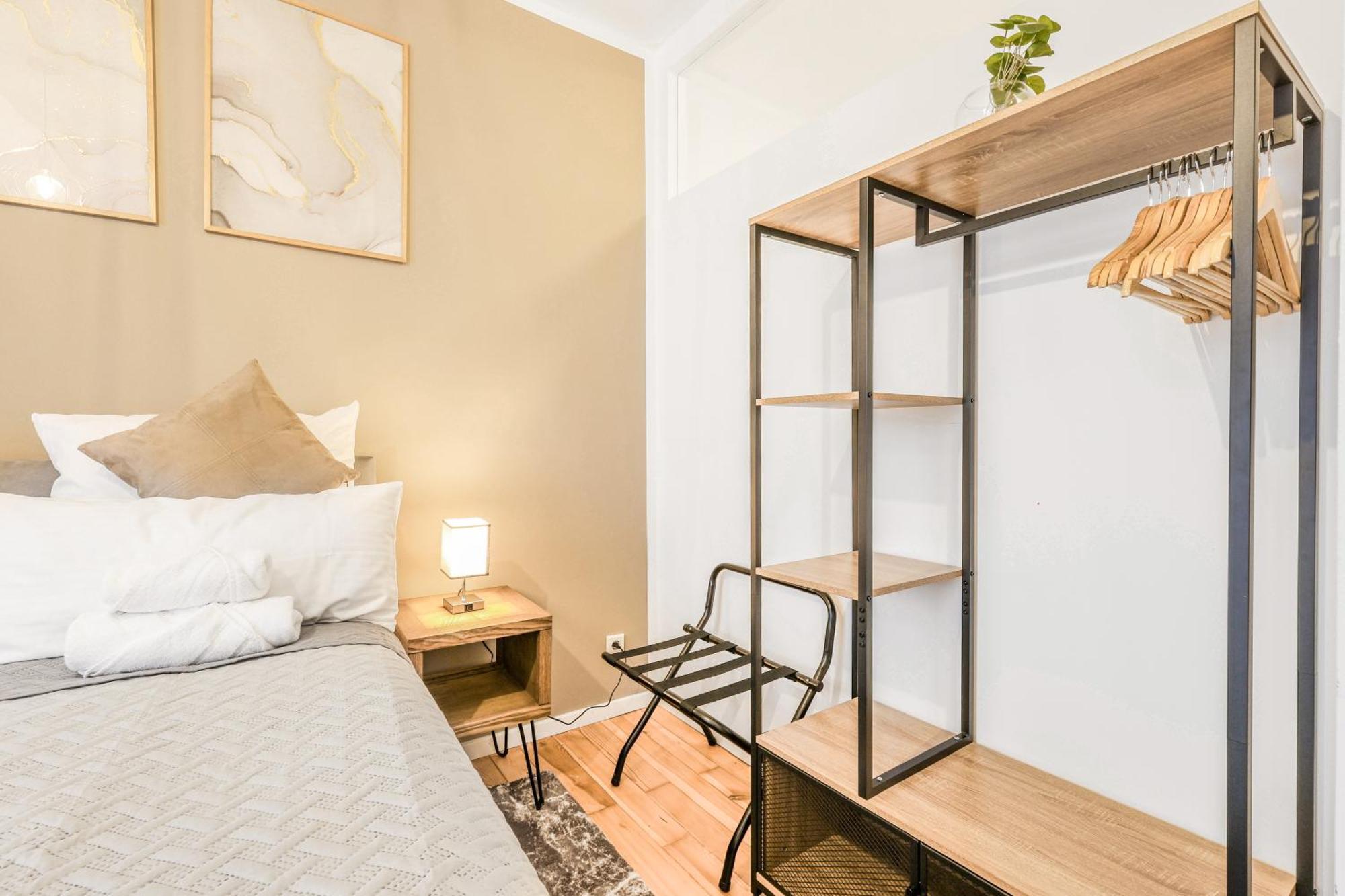 Cruwzo - Modern Centrally Located With Parking *