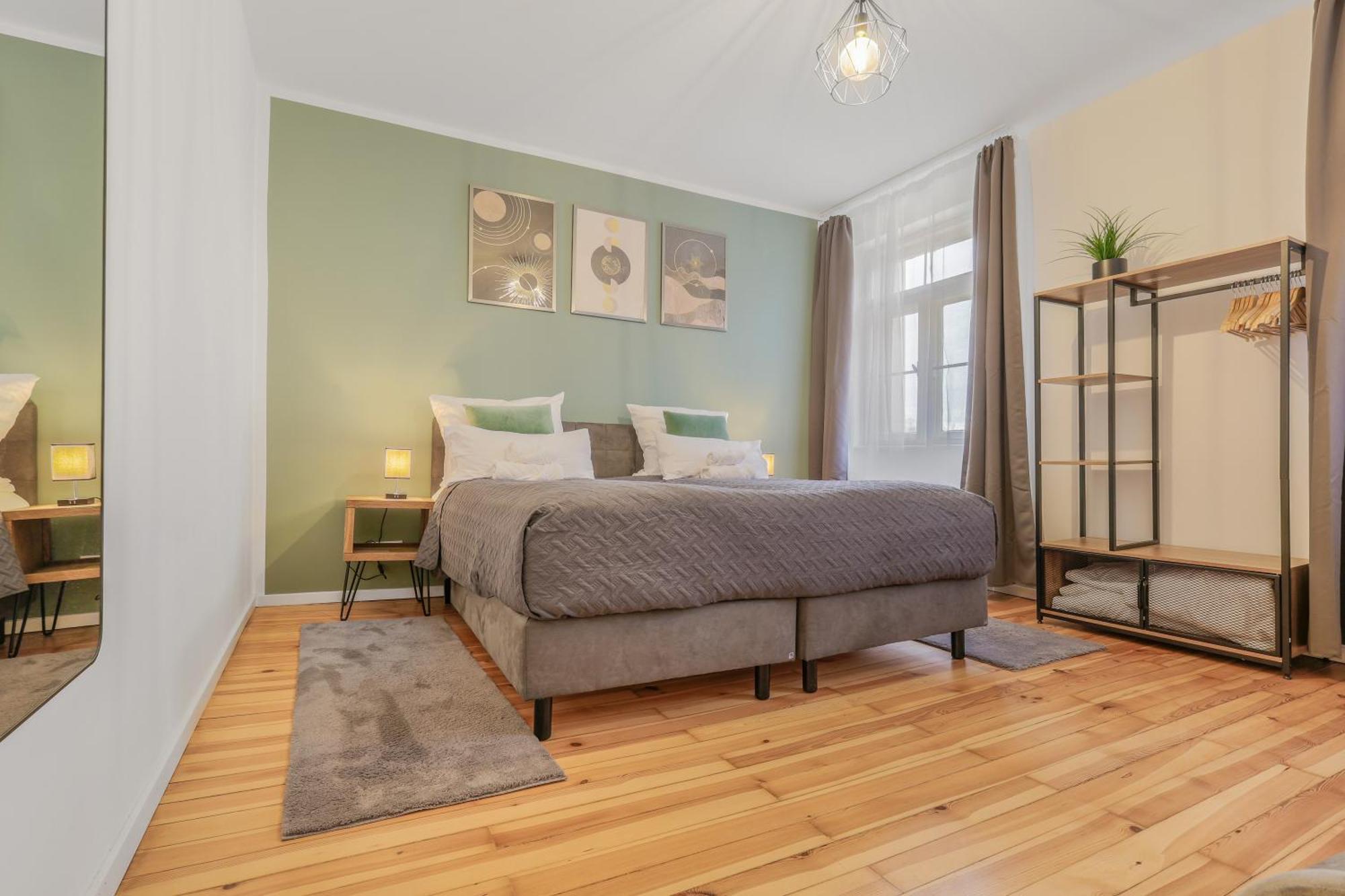Cruwzo - Modern Centrally Located With Parking