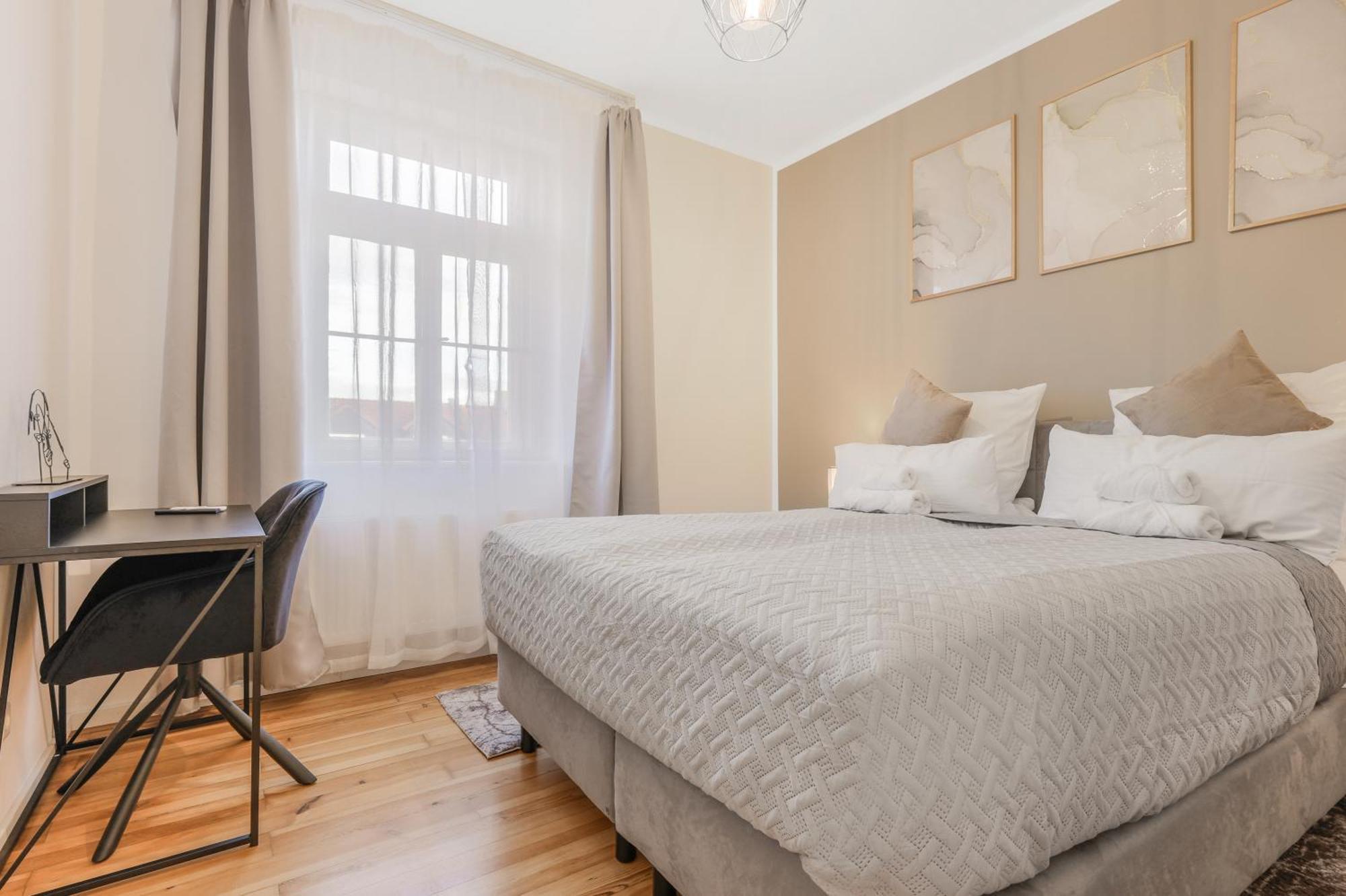 Cruwzo - Modern Centrally Located With Parking *