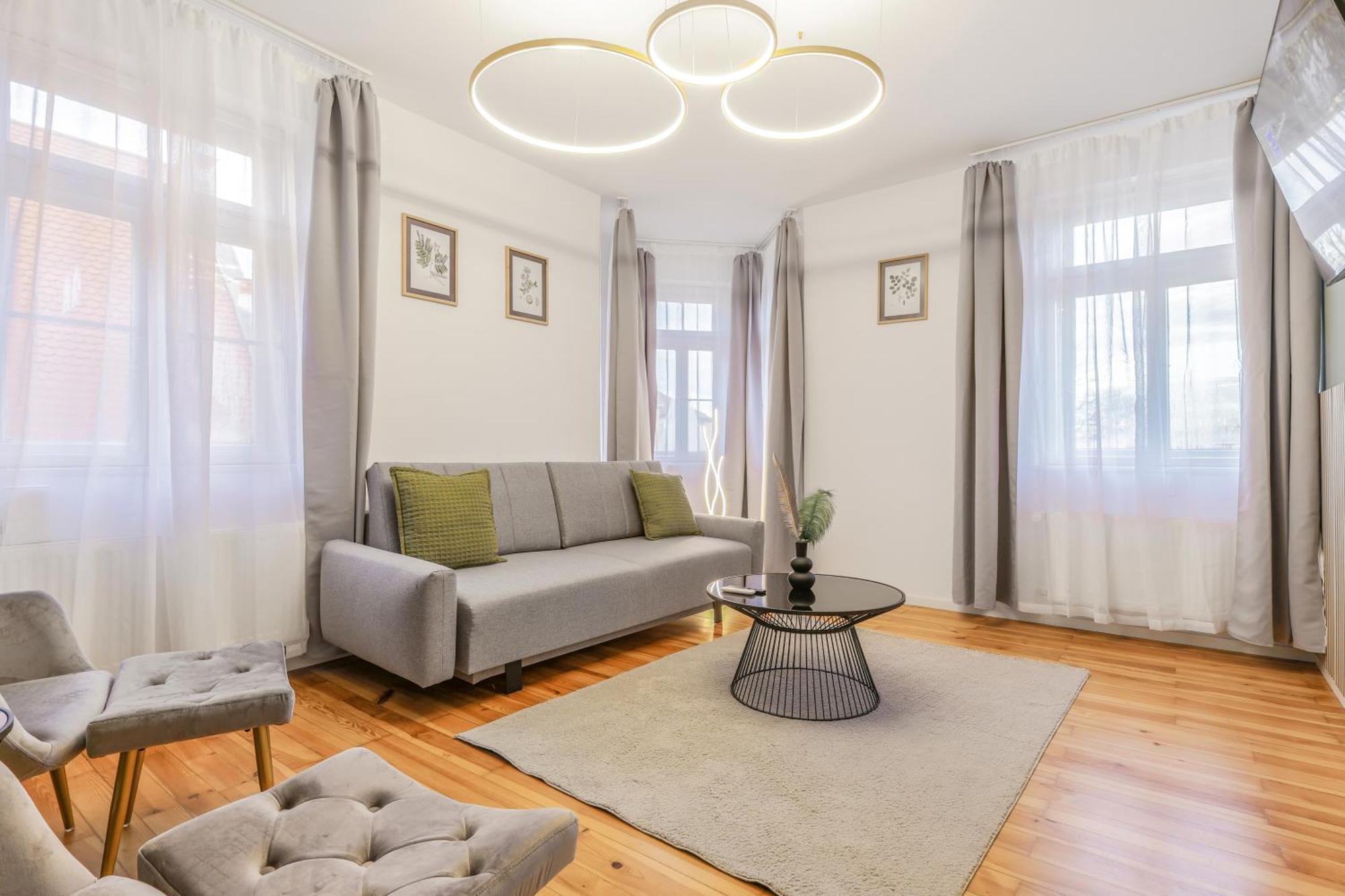 Cruwzo - Modern Centrally Located With Parking Appartement *