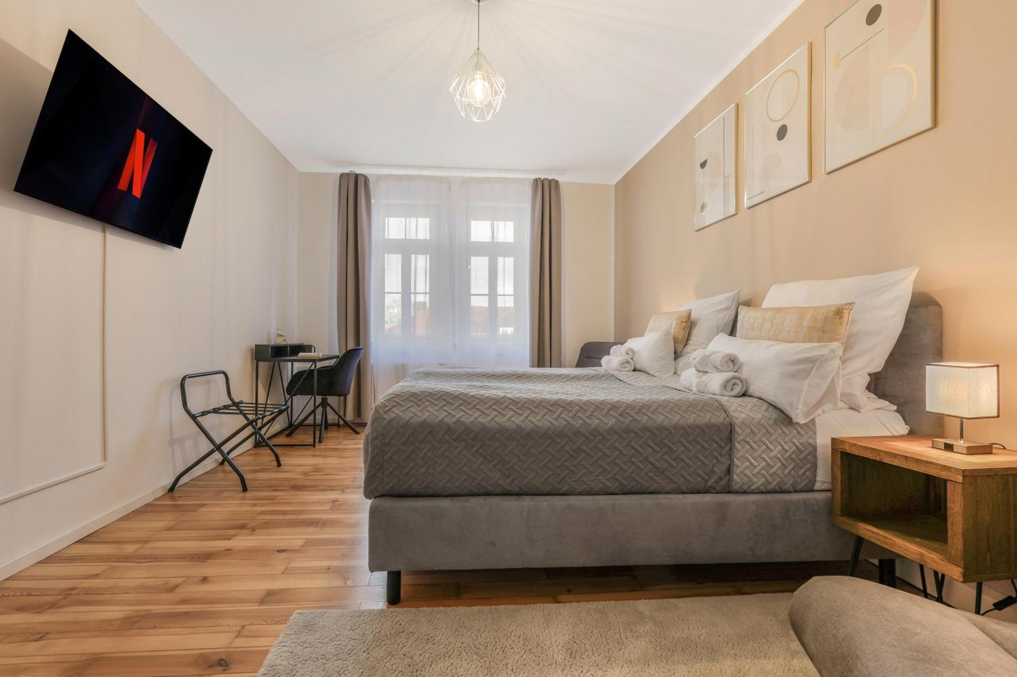 Cruwzo - Modern Centrally Located With Parking *