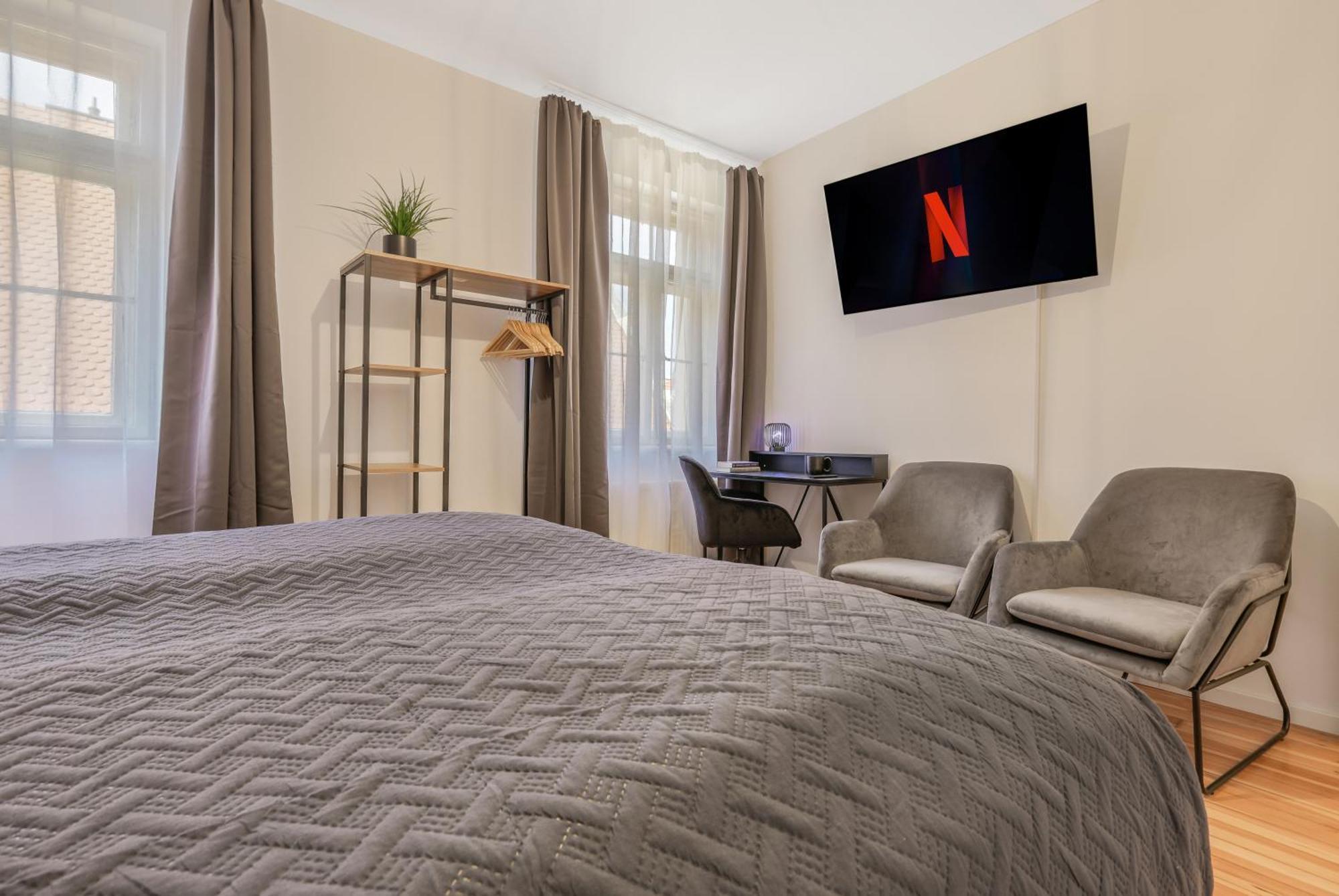 Cruwzo - Modern Centrally Located With Parking *