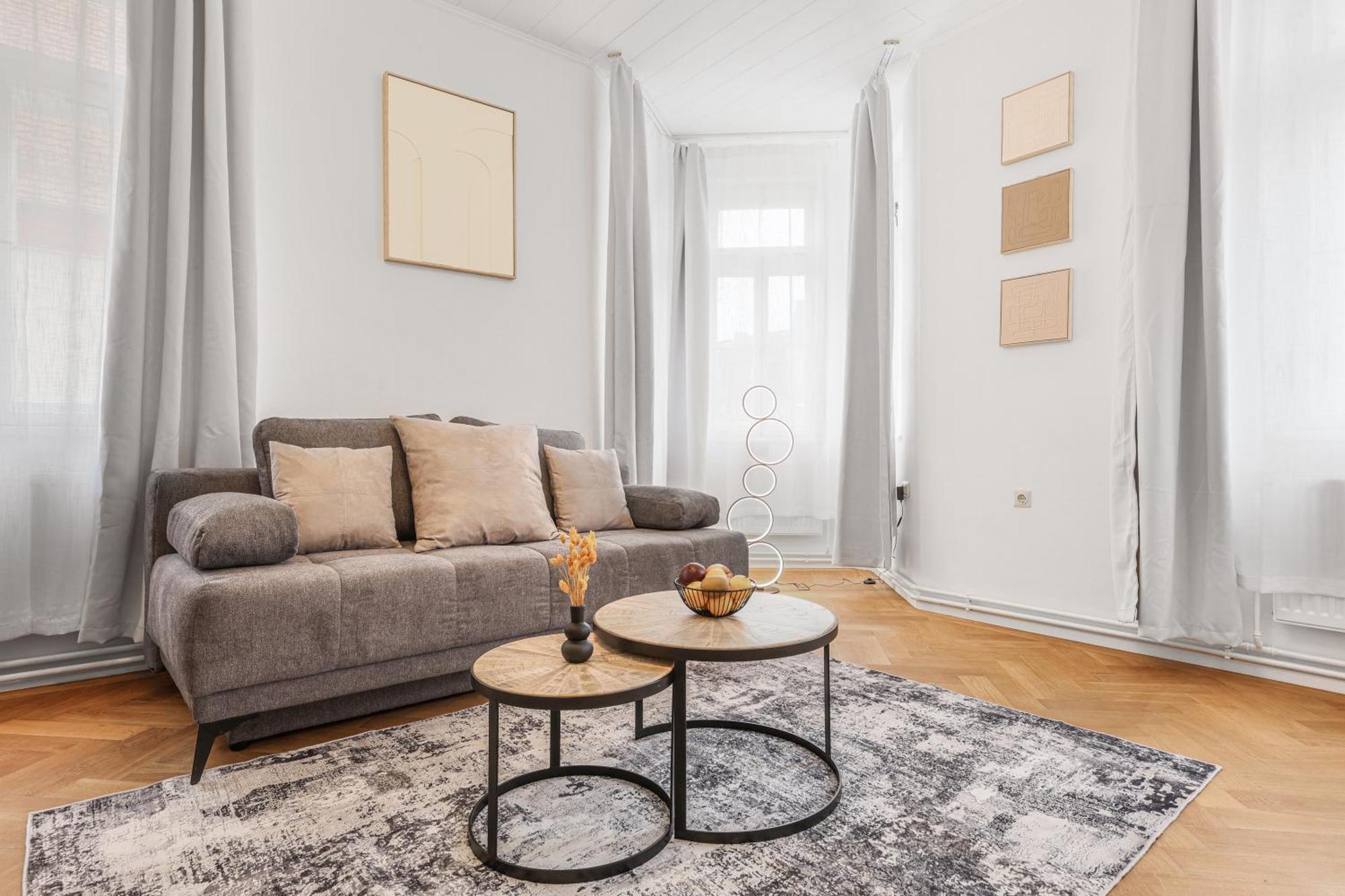 Cruwzo - Modern Centrally Located With Parking