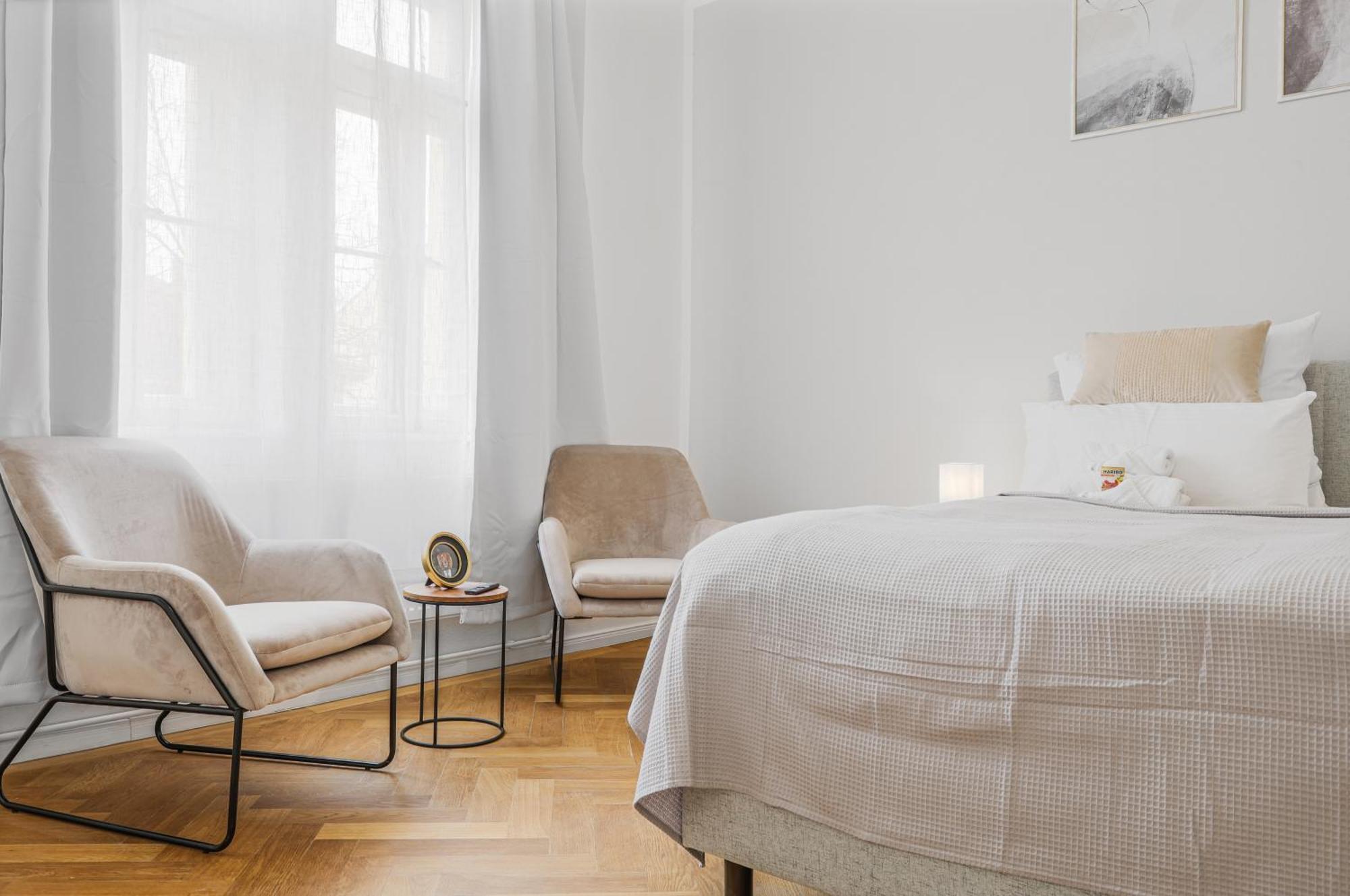 Cruwzo - Modern Centrally Located With Parking