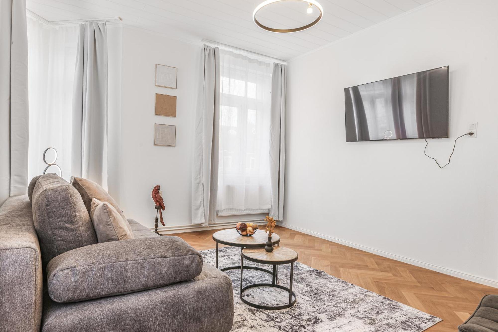 Cruwzo - Modern Centrally Located With Parking