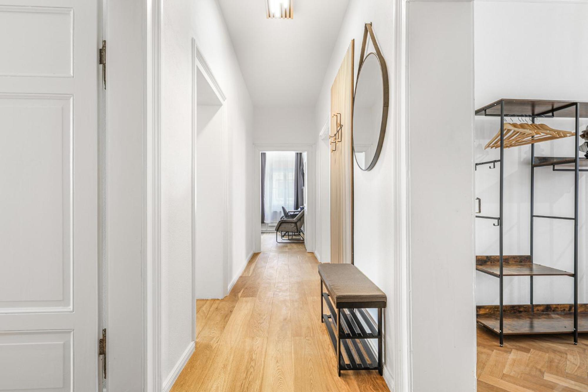 Cruwzo - Modern Centrally Located With Parking *
