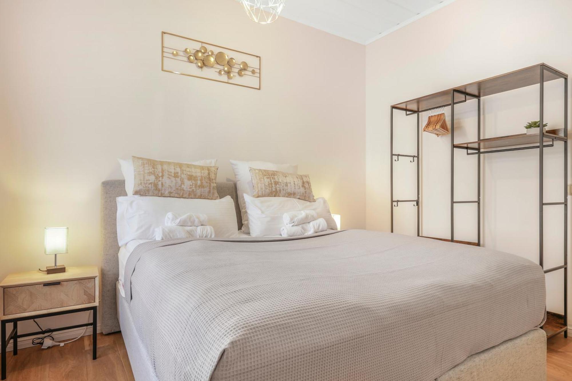 Cruwzo - Modern Centrally Located With Parking