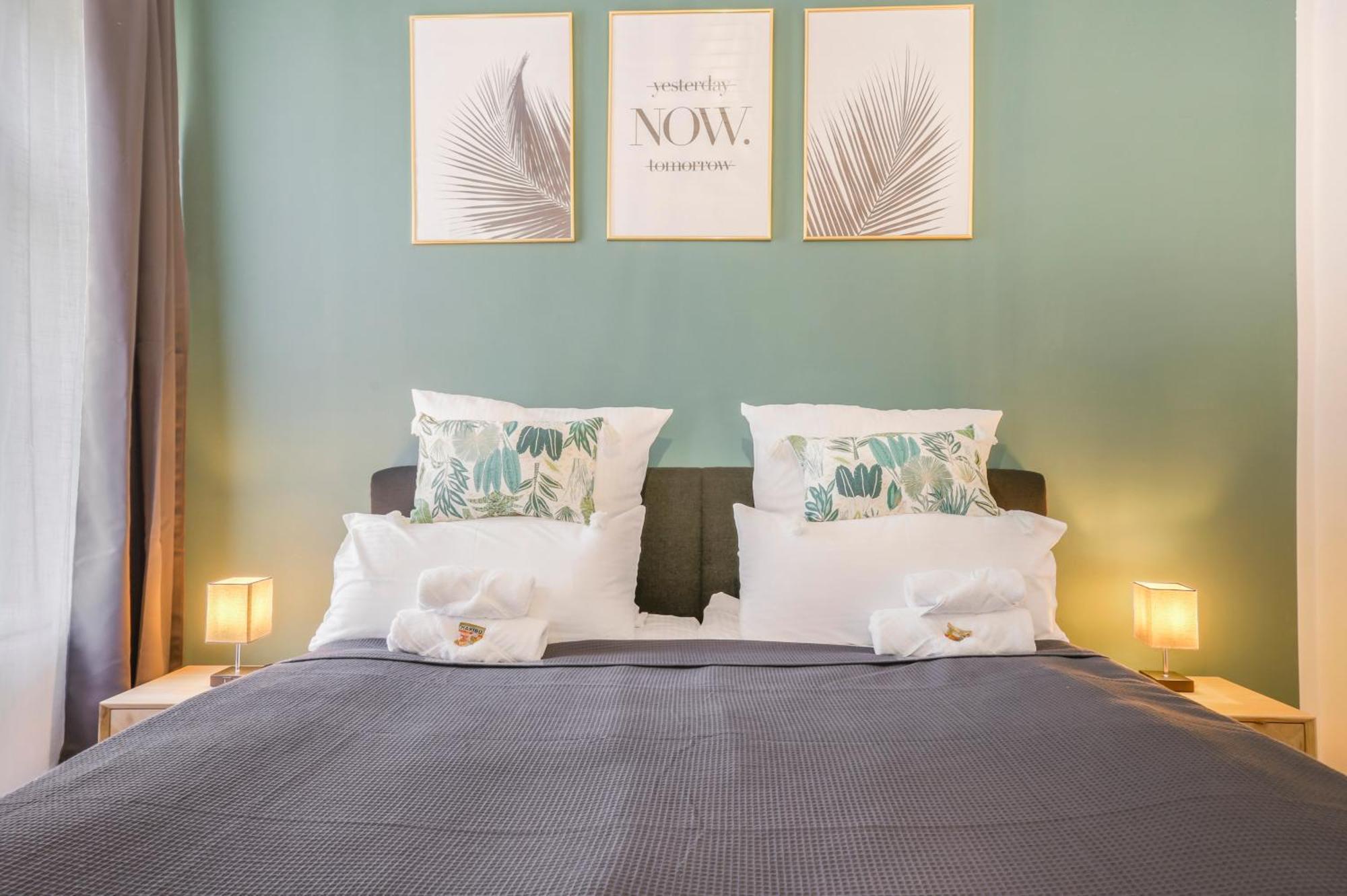 Cruwzo - Modern Centrally Located With Parking Appartement